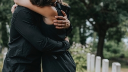 man en vrouw rouwen