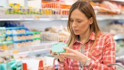 vrouw in de supermarkt