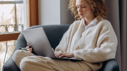 meisje in zitel met laptop