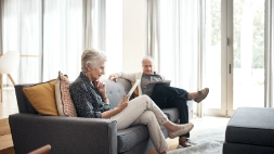 vrouw zit onderuit gezakt met magazine voor het hoofd