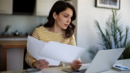 Vrouw gefocust aan het werk op haar laptop