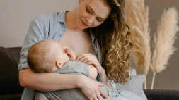 Jonge mama geeft borstvoeding aan baby