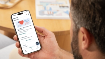 Man voert bloeddrukscan van Helan en Fibricheck uit op smartphone