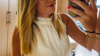 Foto van een jong meisje dat een selfie maakt in de spiegel