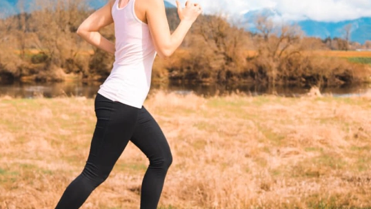 vrouw aan het lopen