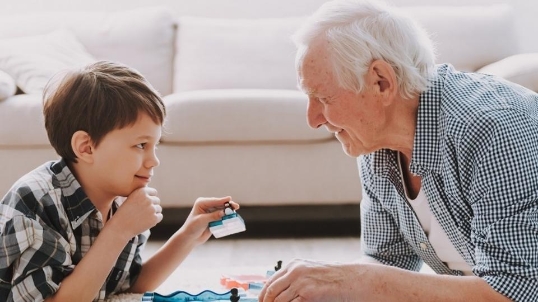 kind en opa aan het spelen