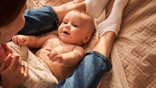 baby op schoot