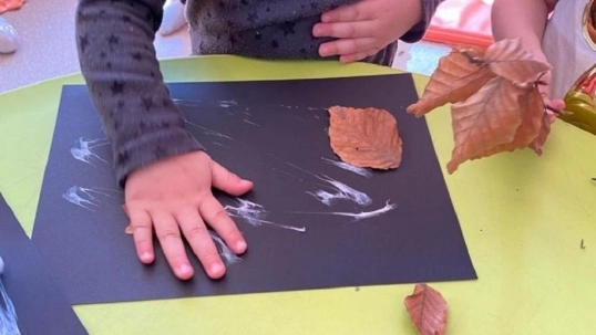 kinderen aan het spelen met bladeren