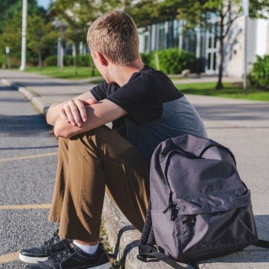 jongen op straat aan het wachten