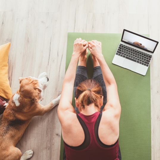 vrouw aan het yogaën