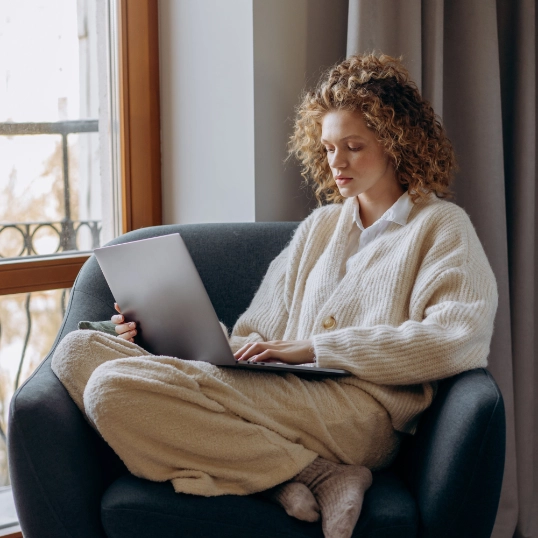 meisje in zitel met laptop