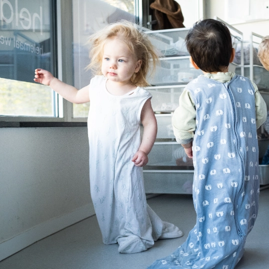 twee kindjes in hun slaapzak bij Helan Kinderopvang