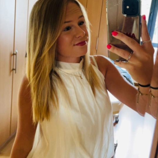 Foto van een jong meisje dat een selfie maakt in de spiegel