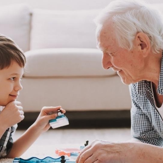 kind en opa aan het spelen