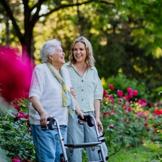 Wandelstok, rollator of elektrische scooter: welk mobiliteitshulpmiddel past bij jou?