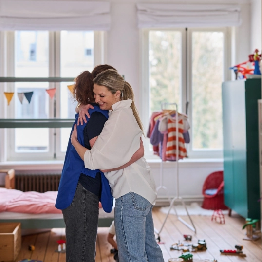 Huishoudhulp en klant in gesprek met elkaar