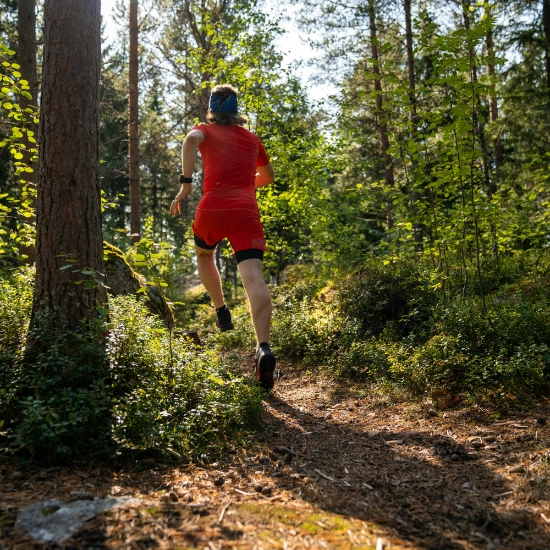 loper in het bos