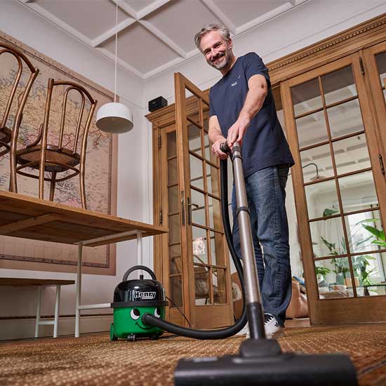 Huishoudhulp van Helan aan het werk bij een klant