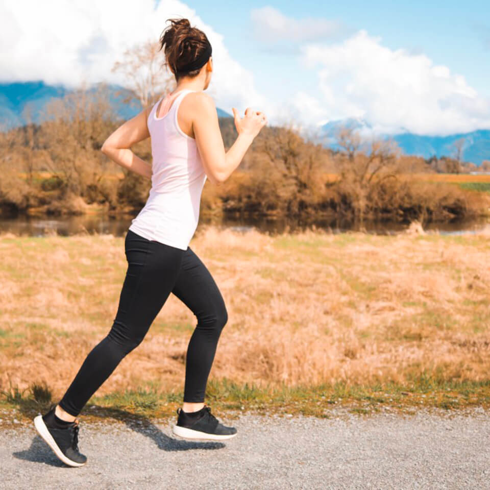 vrouw aan het lopen