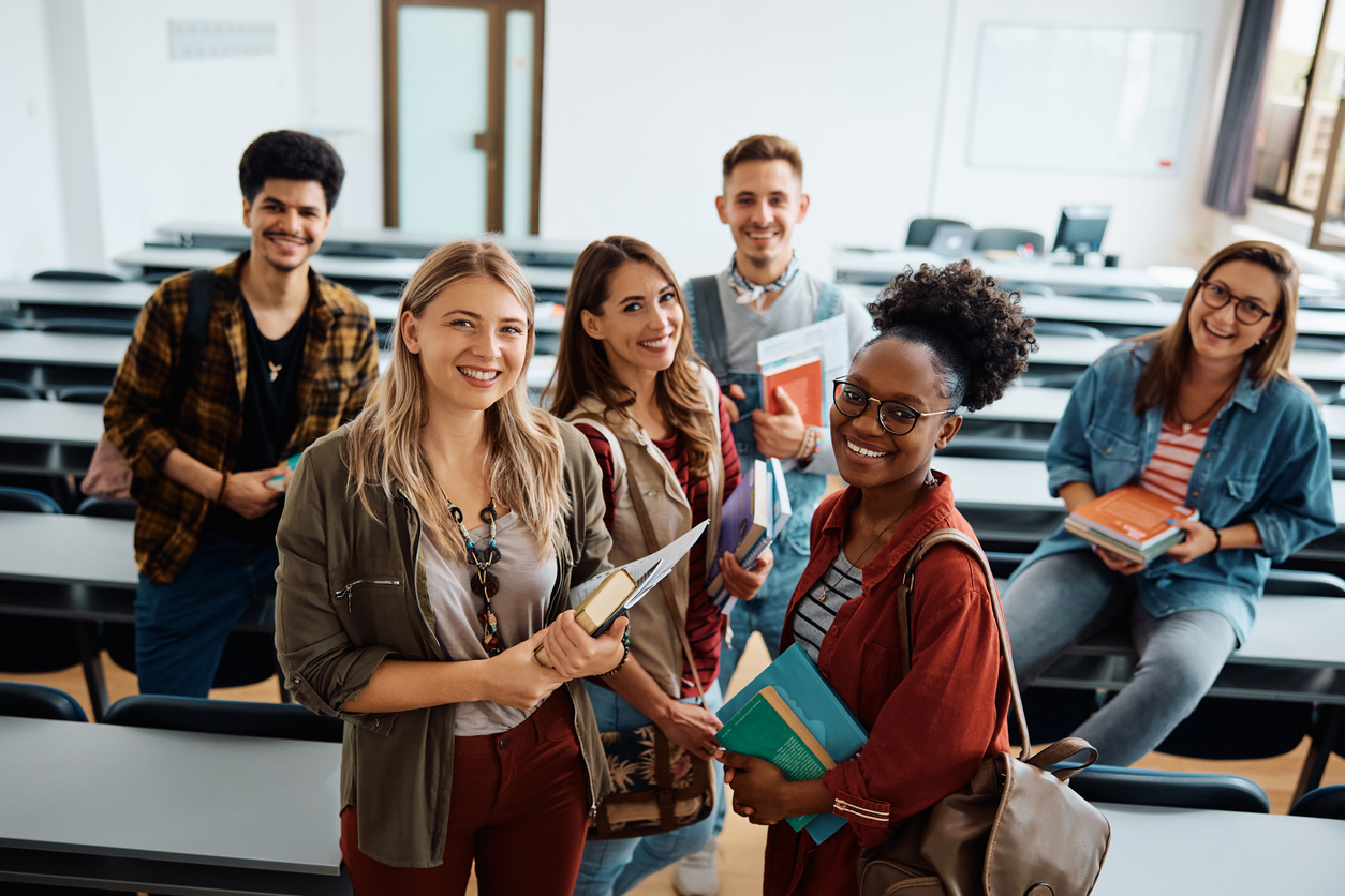 groepje lachende studenten in de aula