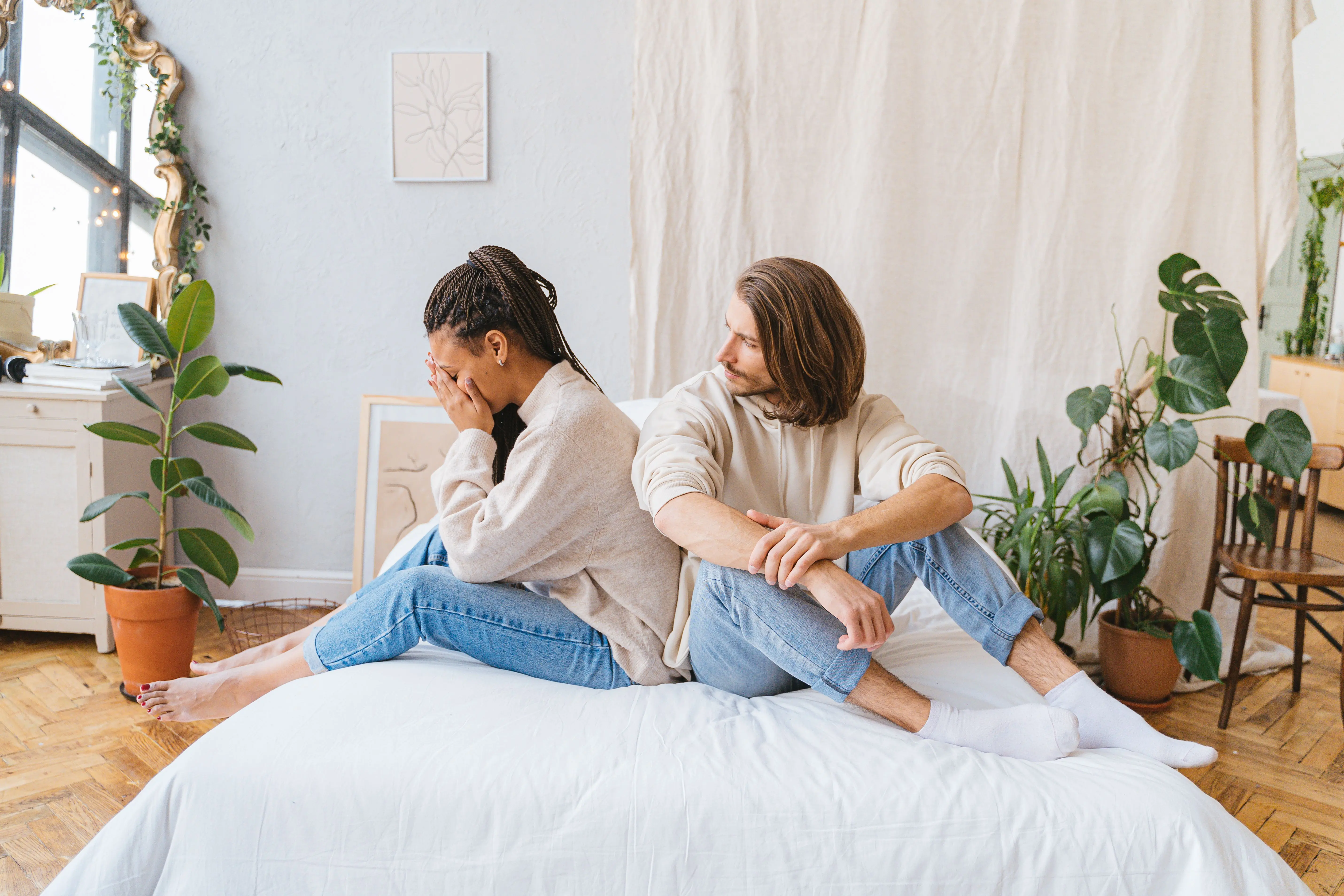 verdrietig koppel samen op bed