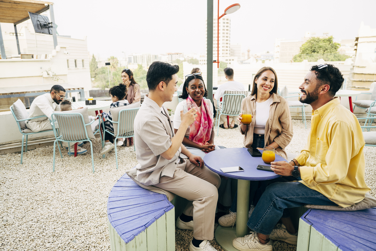 groepje expats op een terrasje