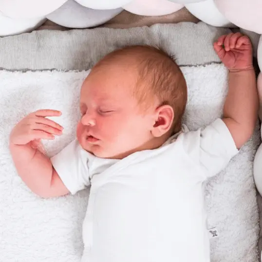 baby ligt op de rug te slapen