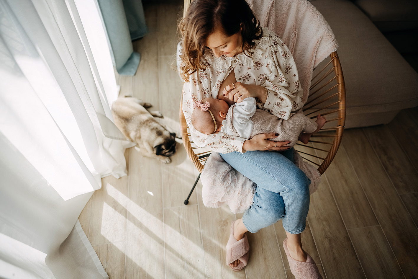 Mama geeft borstvoeding aan baby