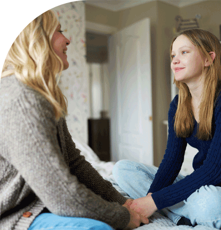 moeder en dochter die handen vasthouden