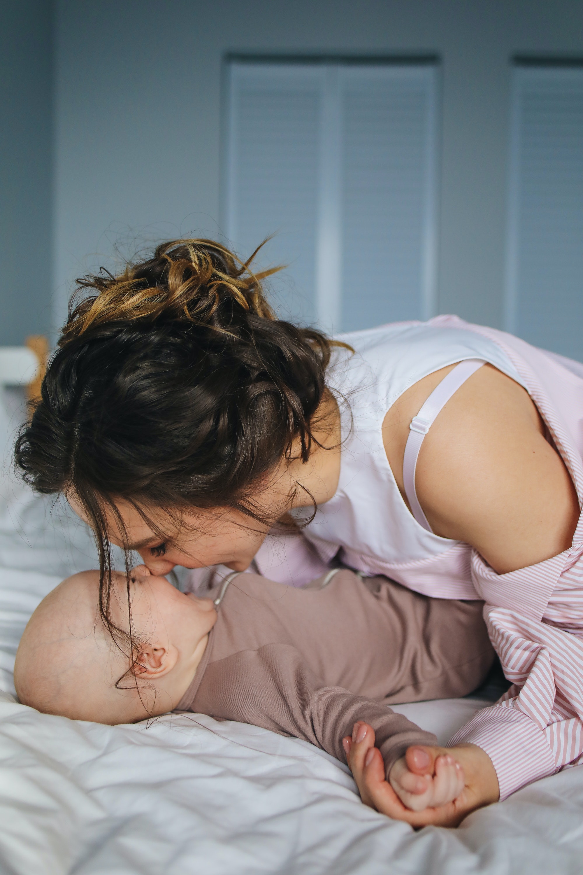 Kruipende baby met mama